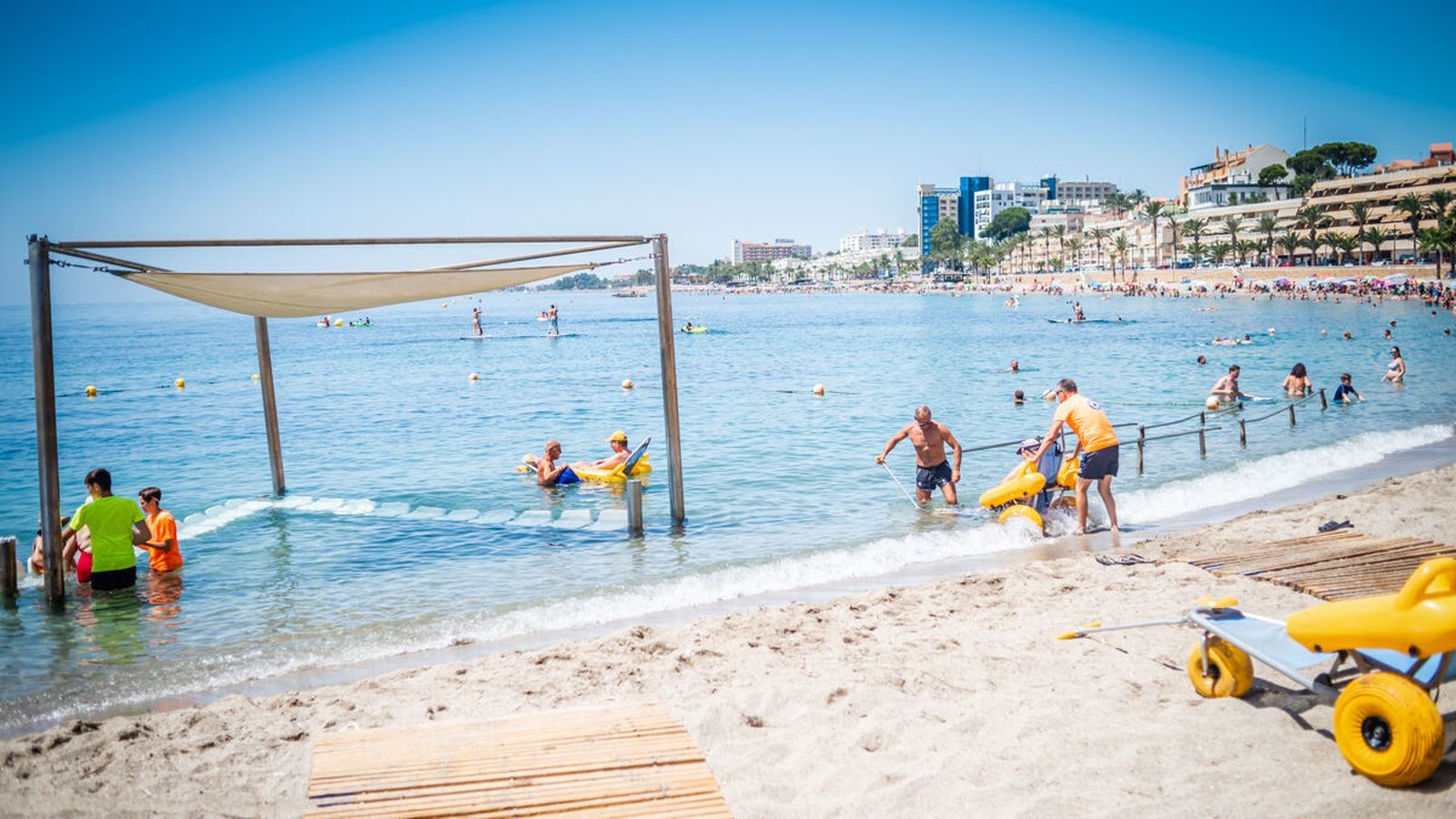 Vista-instalaciones-adaptadas-Playa-Aguadulce_1377772720_104585870_1200x675