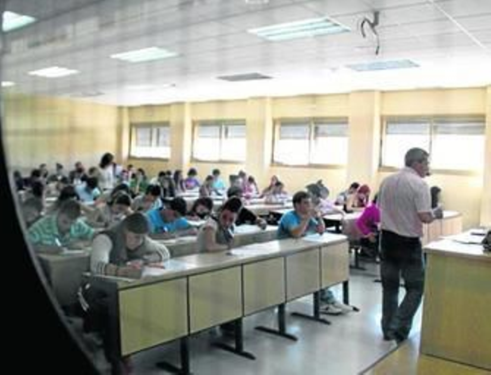Estudiantes realizando uno de los exámenes. Arriba, apertura de sobres lacrados con los ejercicios. Abajo, la sala de relajación. Estudiantes realizando uno de los exámenes. Arriba, apertura de sobres lacrados con los ejercicios. Abajo, la sala de relajación.