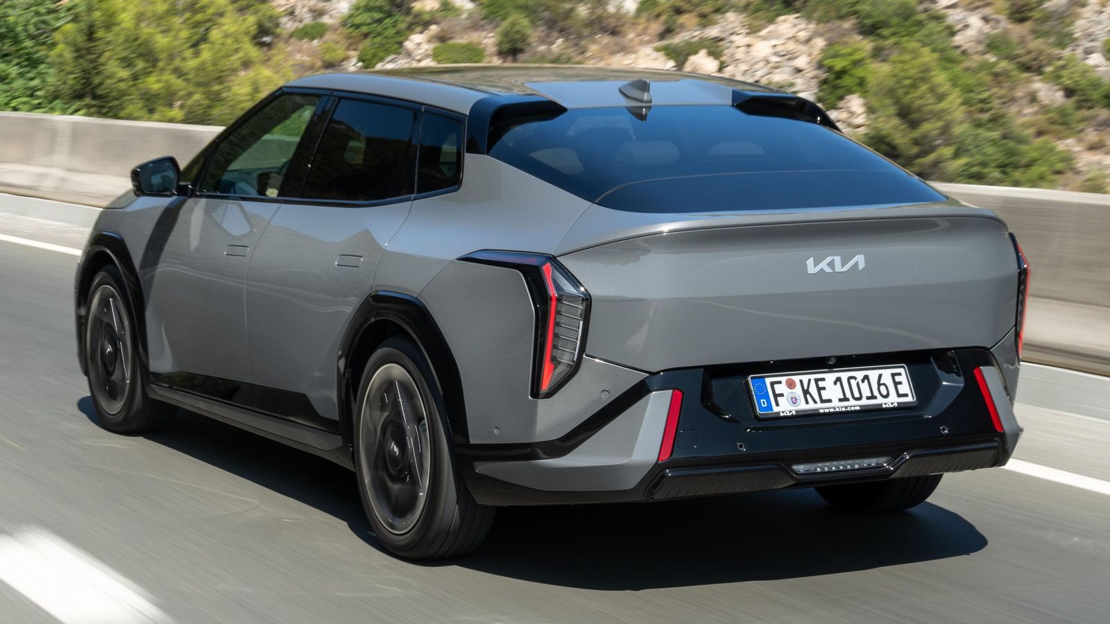 Por su mejor aerodinámica, el EV4 que mayor autonomía eléctrica logra con una carga de su batería es el cuatro puertas, si bien la diferencia con el hatchback es pequeña.