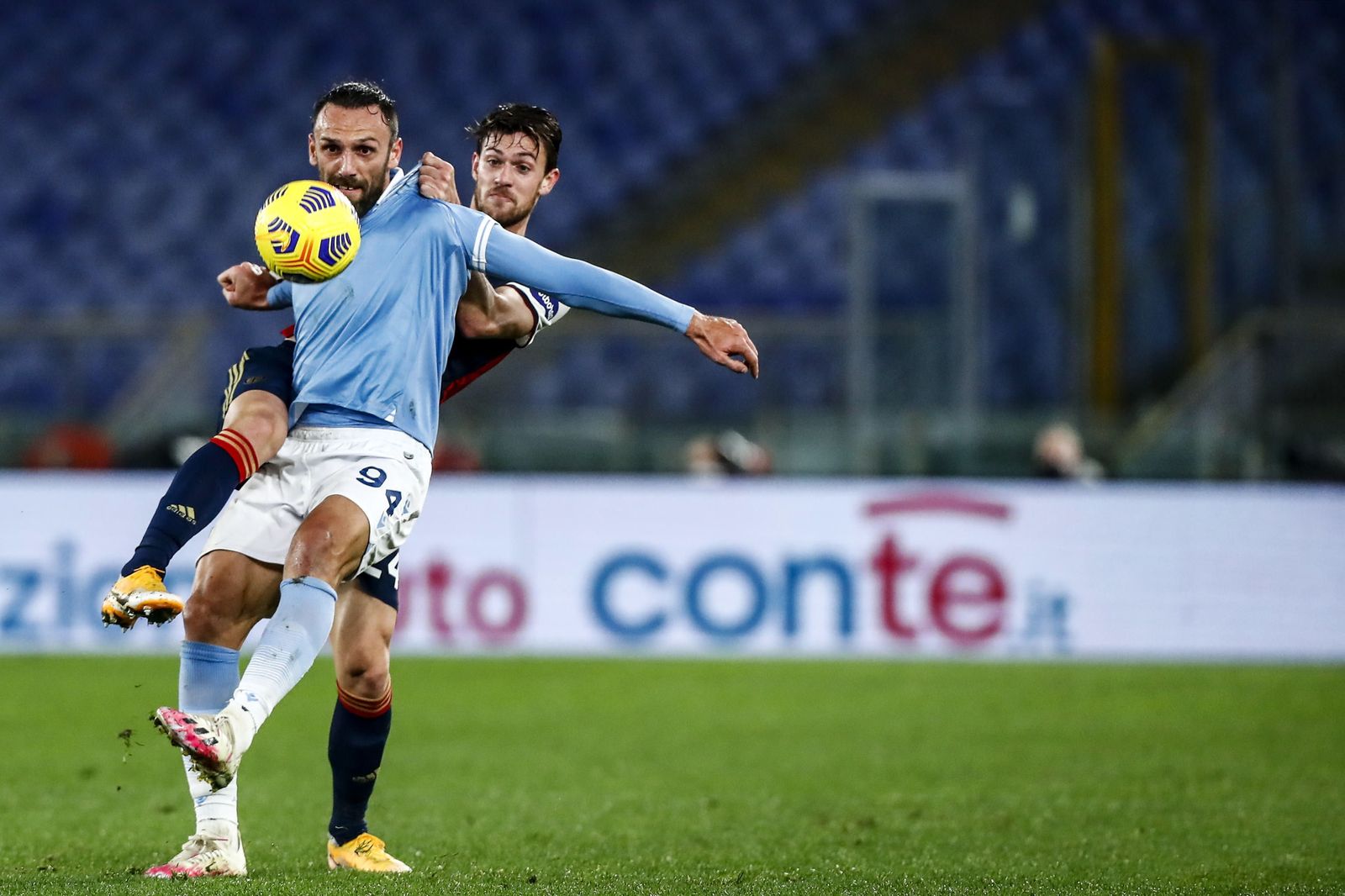 Rugani quiere cortar el balón ante Muriqui, en un Lazio-Cagliari de esta temporada.