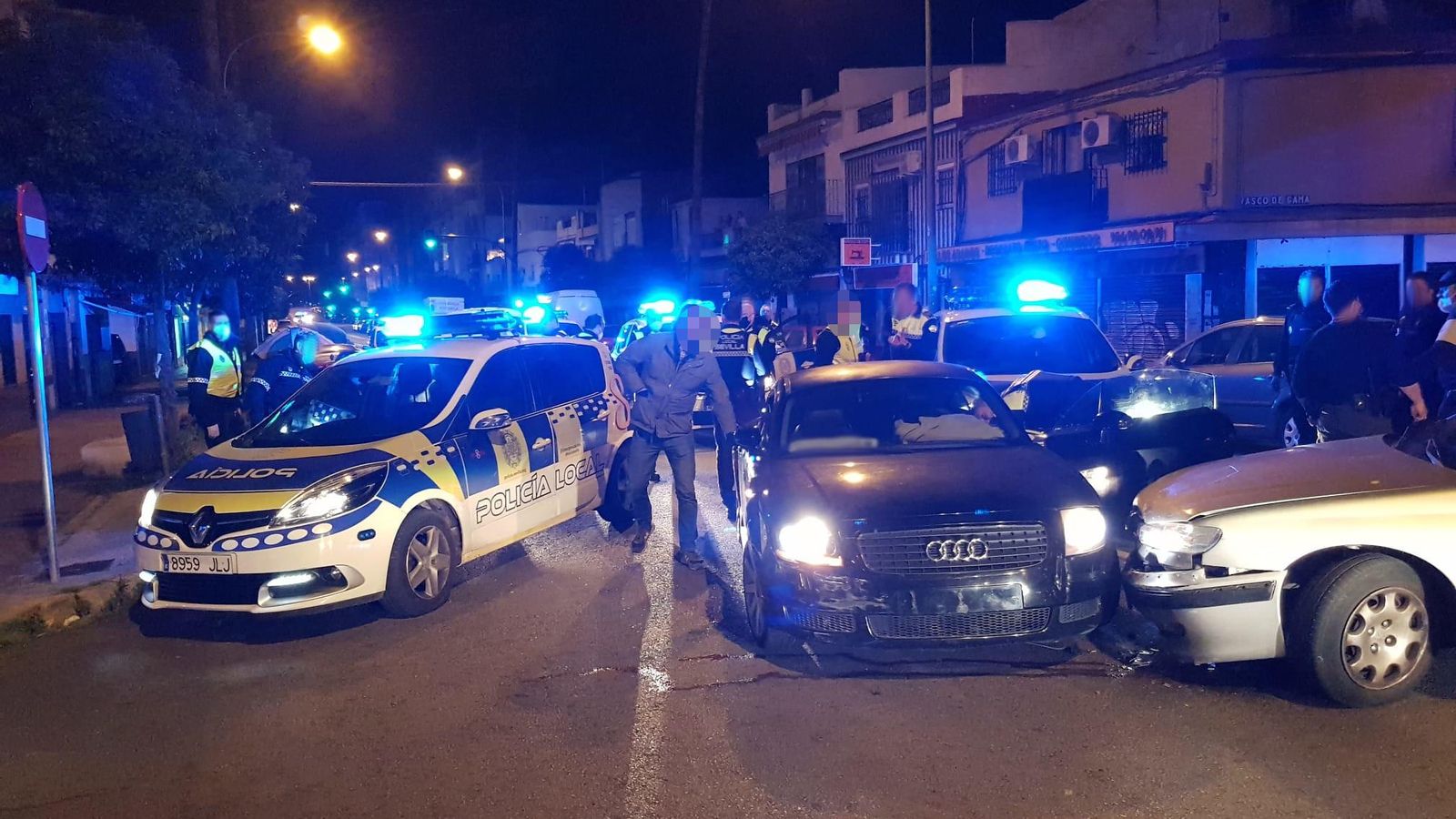 El Audi del Pepito, empotrado contra un patrullero camuflado de la Policía Nacional.