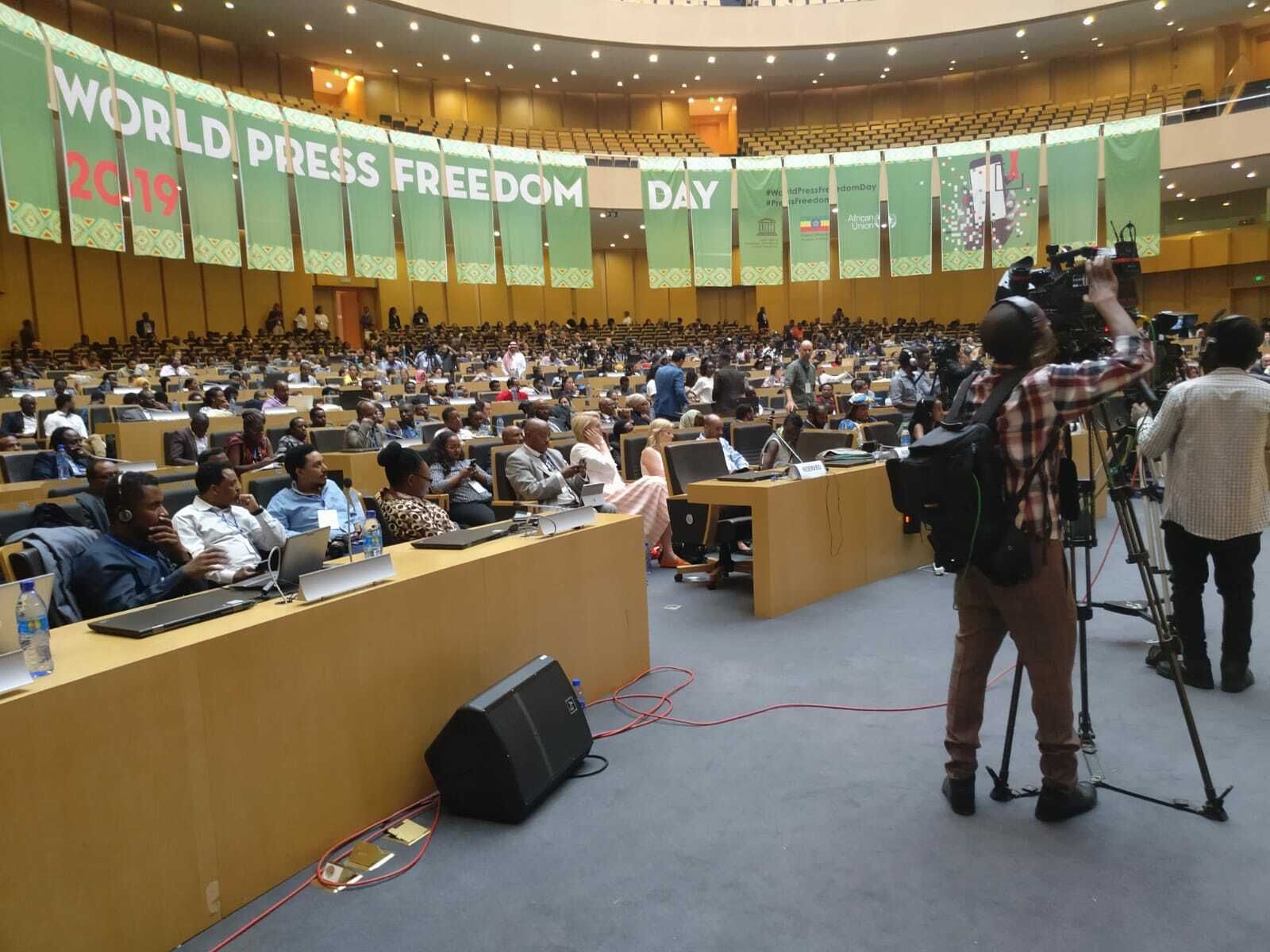 Numerosos participantes en la celebración del Día de la Libertad de Prensa