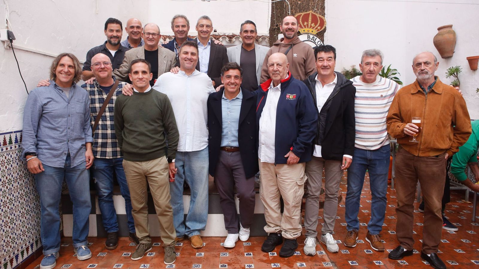 Jugadores y técnicos de la temporada 1998-99, en un homenaje que recibieron en la Peña Balona