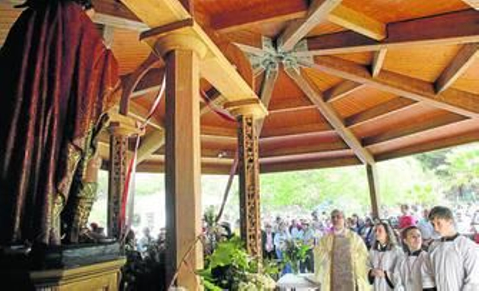 Un momento de la multitudinaria misa rociera en honor a San Roque oficiada por el párroco Juan Pedro Varo, ayer por la mañana.