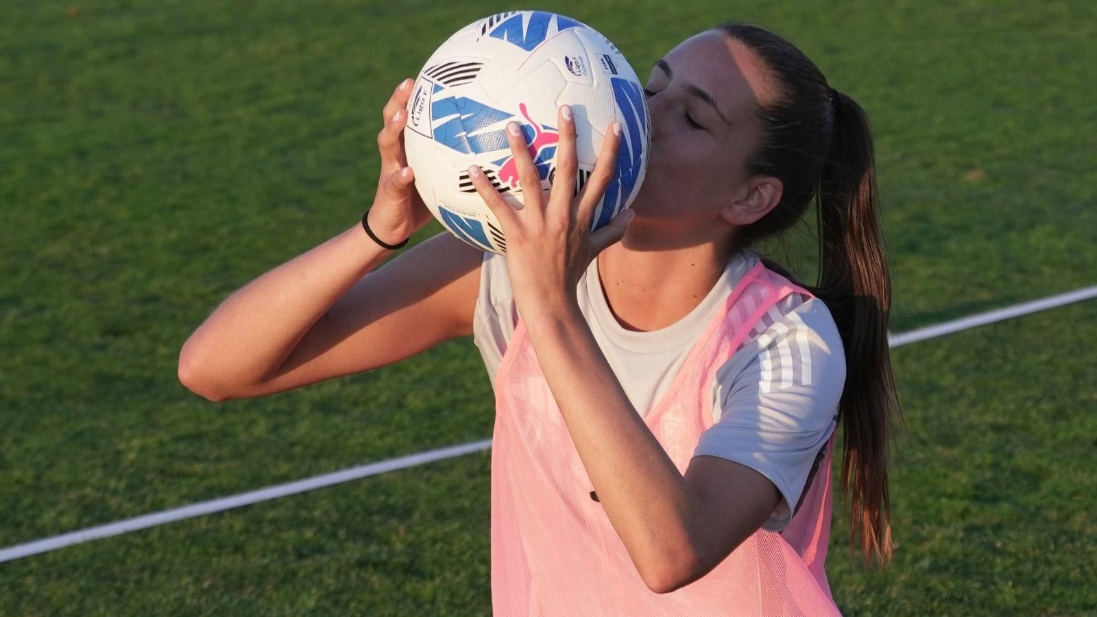 Andrea Gómez besa el balón durante un entrenamiento