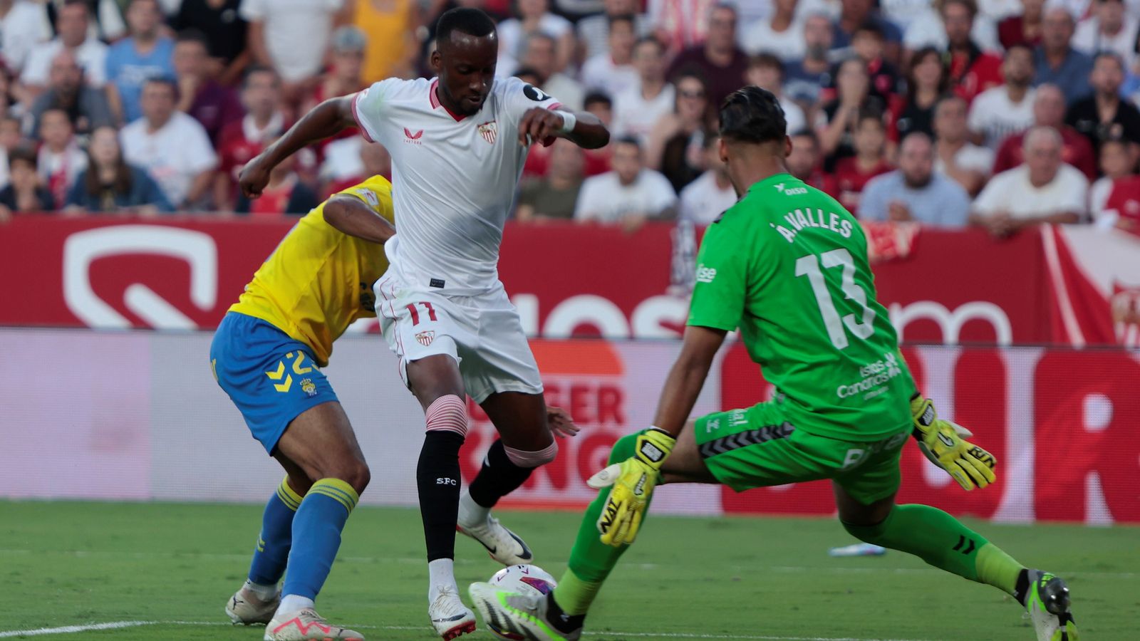 Lukébakio se planta ante Valles tras un pase de Rakitic.