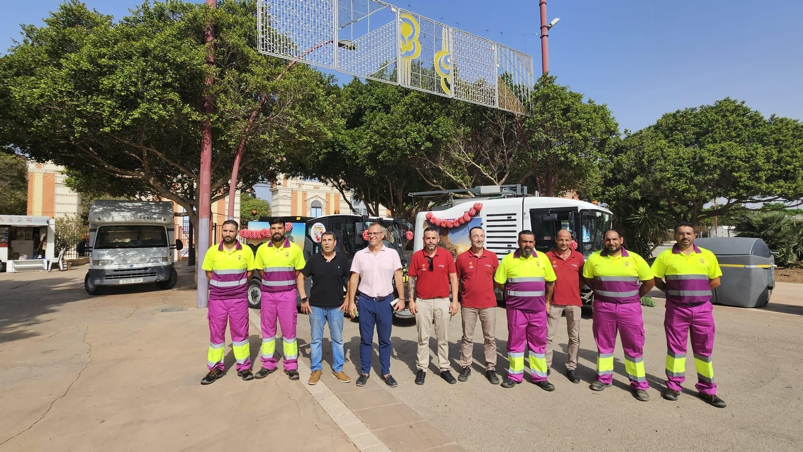 El concejal Antonio Urdiales se reúne en el recinto ferial con parte del dispositivo especial de limpieza de la Feria de Almería