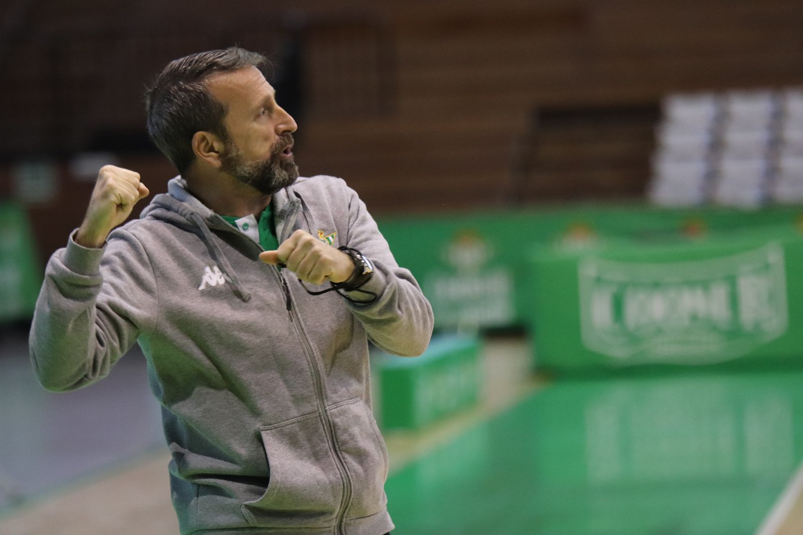 Joan Plaza da instrucciones a sus jugadores en San Pablo.