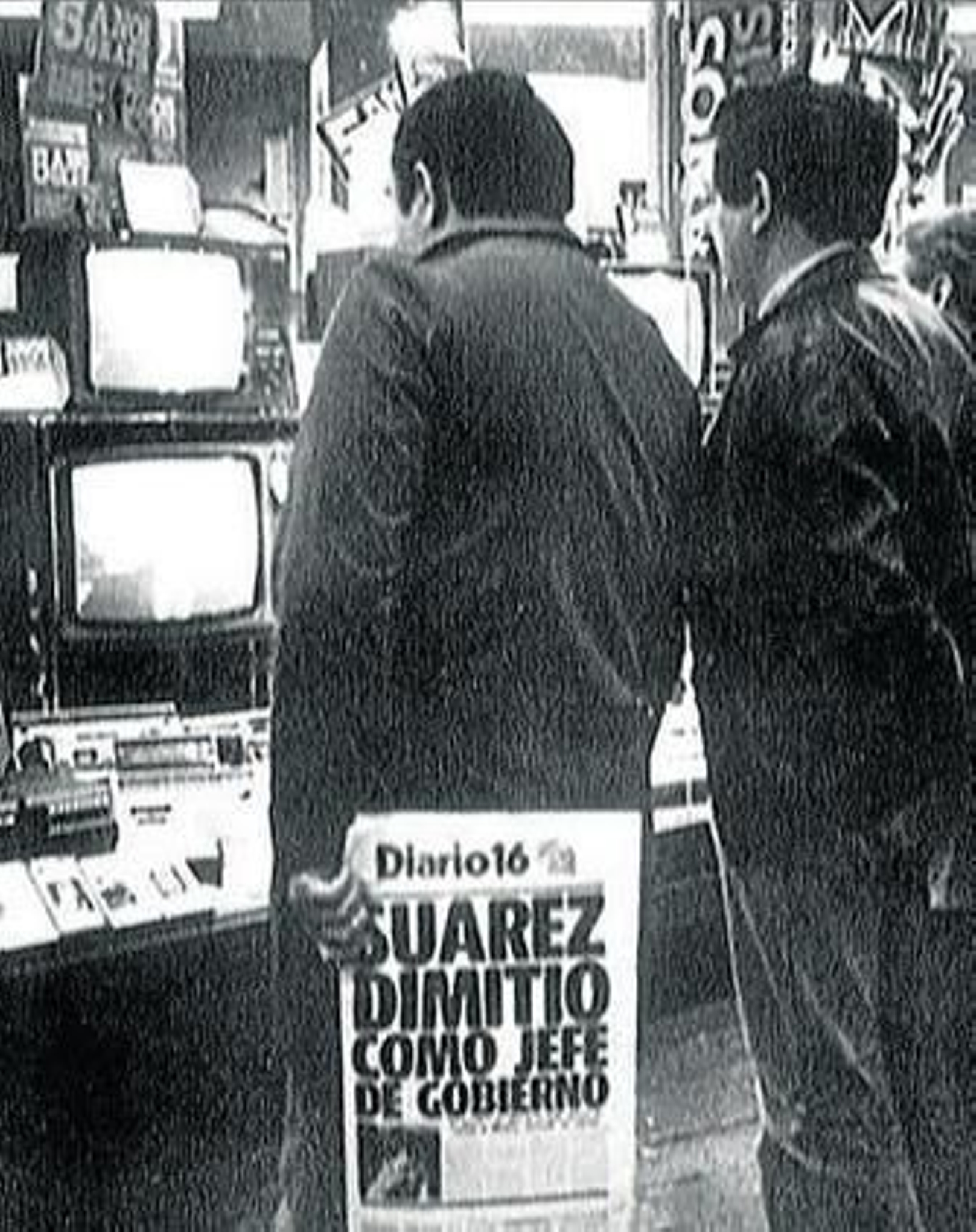 Ciudadanos siguen la dimisión de Adolfo Suárez en una tienda de televisores de Madrid, en 1981.