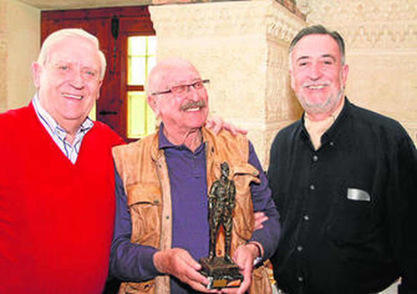 Francisco Martínez, Isidro Pérez y el nuevo presidente Antonio López Tarifa en un acto artillero en Sierra Alhamilla.