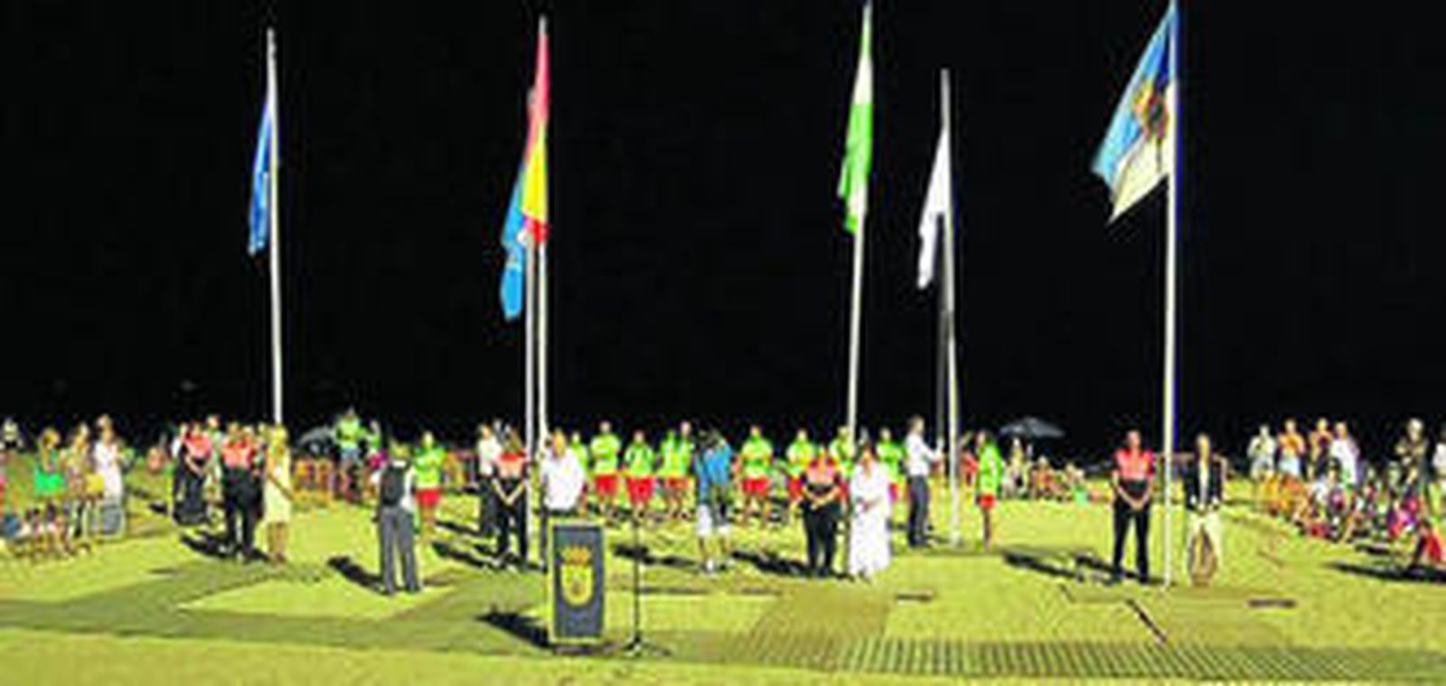 El acto oficial de izada de las banderas azules en las playas de Chipiona el pasado sábado por la noche.