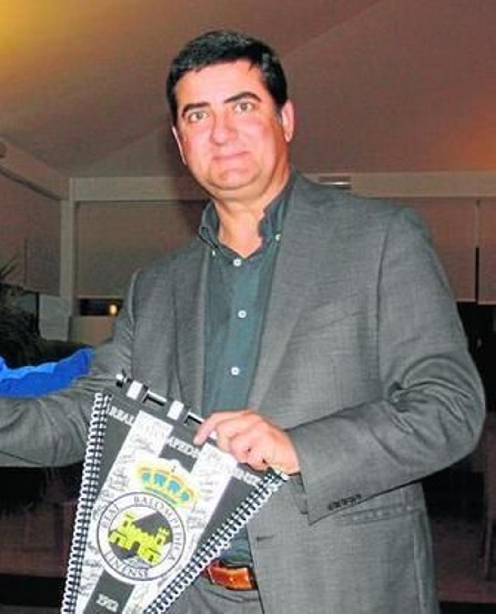 Juan Pablo Arriaga, con un banderín de la Real Balompédica.
