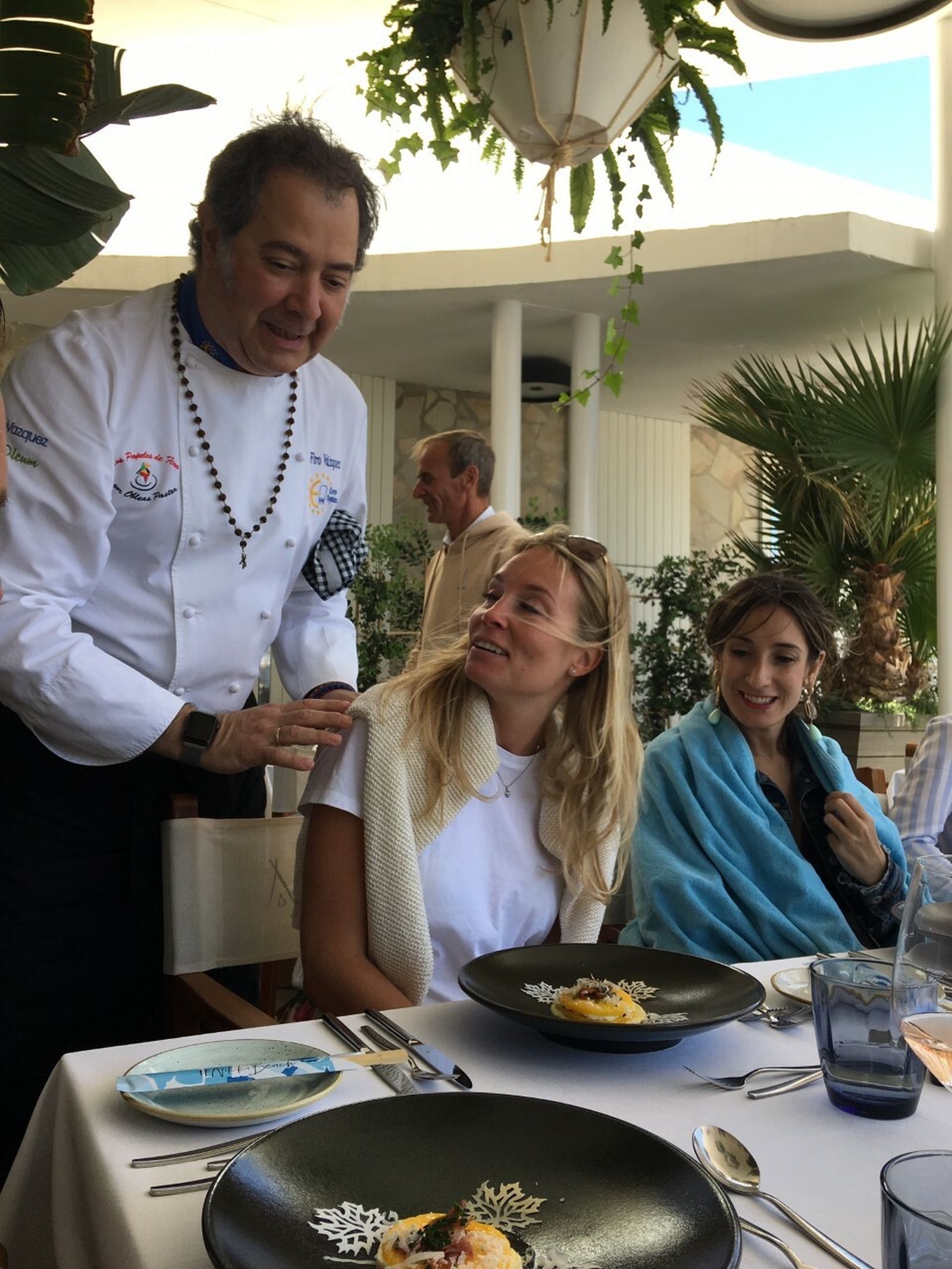 Firo atiende a los comensales del Nikki Beach