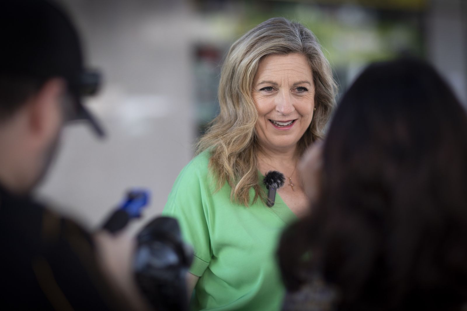 El paseo por el Zaidín con Beatriz Sánchez, candidata de Vox a la Alcaldía de Granada, en imágenes