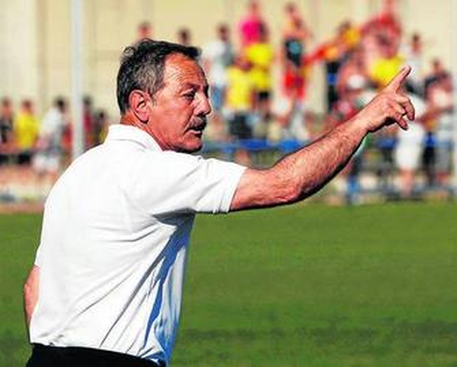 Carlos Orúe, dando instrucciones en el Luis Vega.