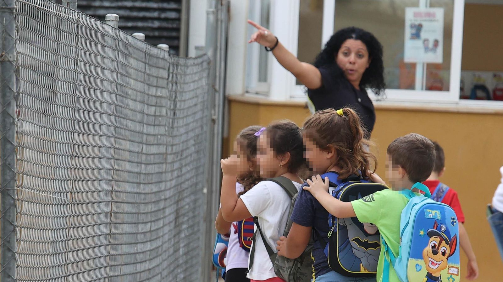 Una docente, dando instrucciones a los más pequeños.