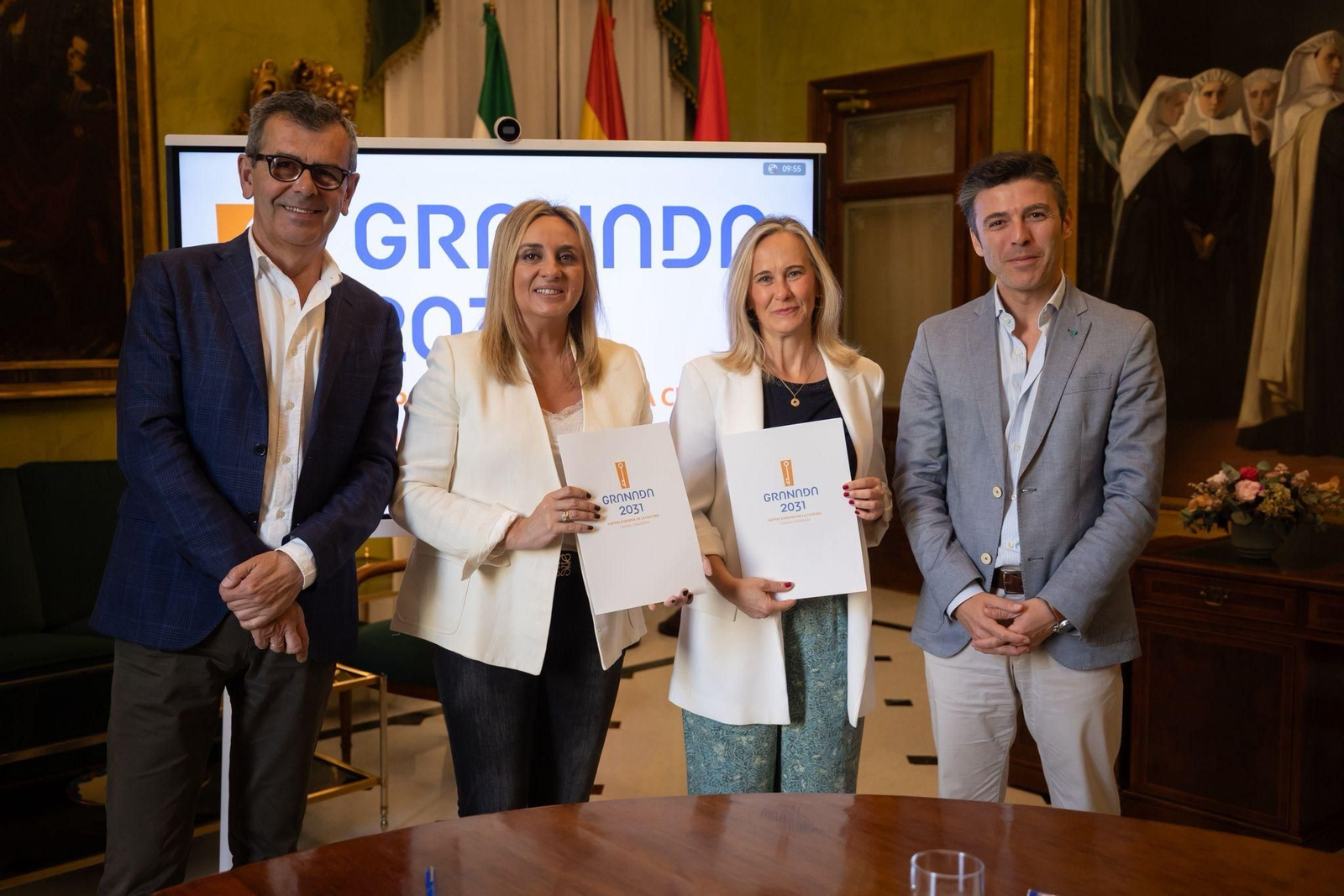 La directora de Granada, Lola Quero, con la alcaldesa de Granada, Marifrán Carazo y los concejales de Presidencia y de Cultura.