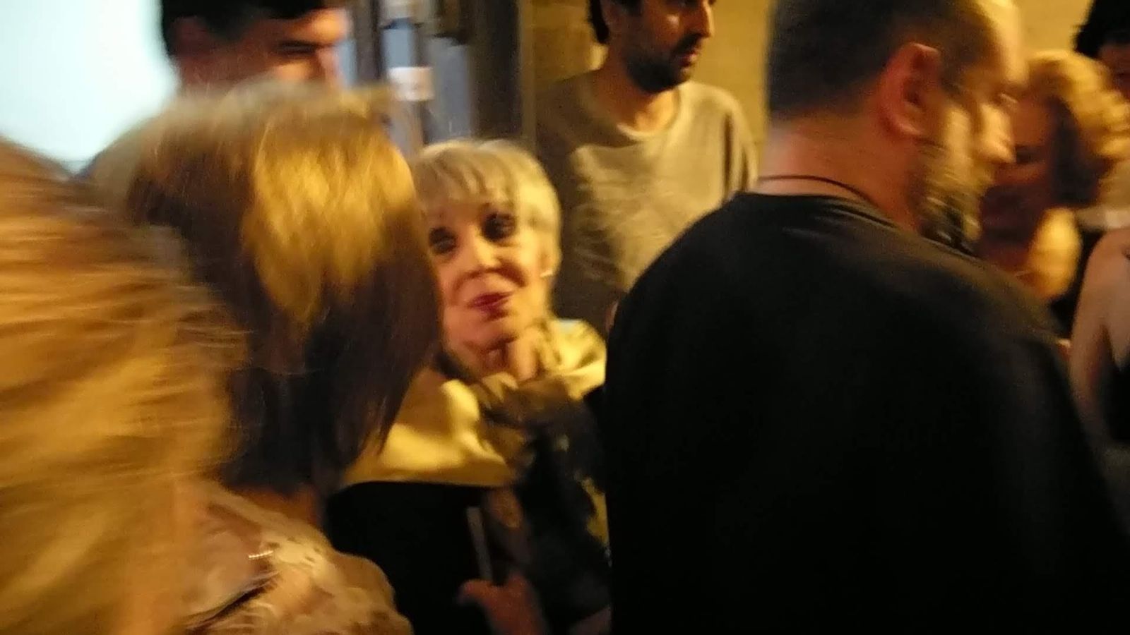 Numeroso público se agolpó a la salida del teatro en Jerez para poder saludar a la artista.