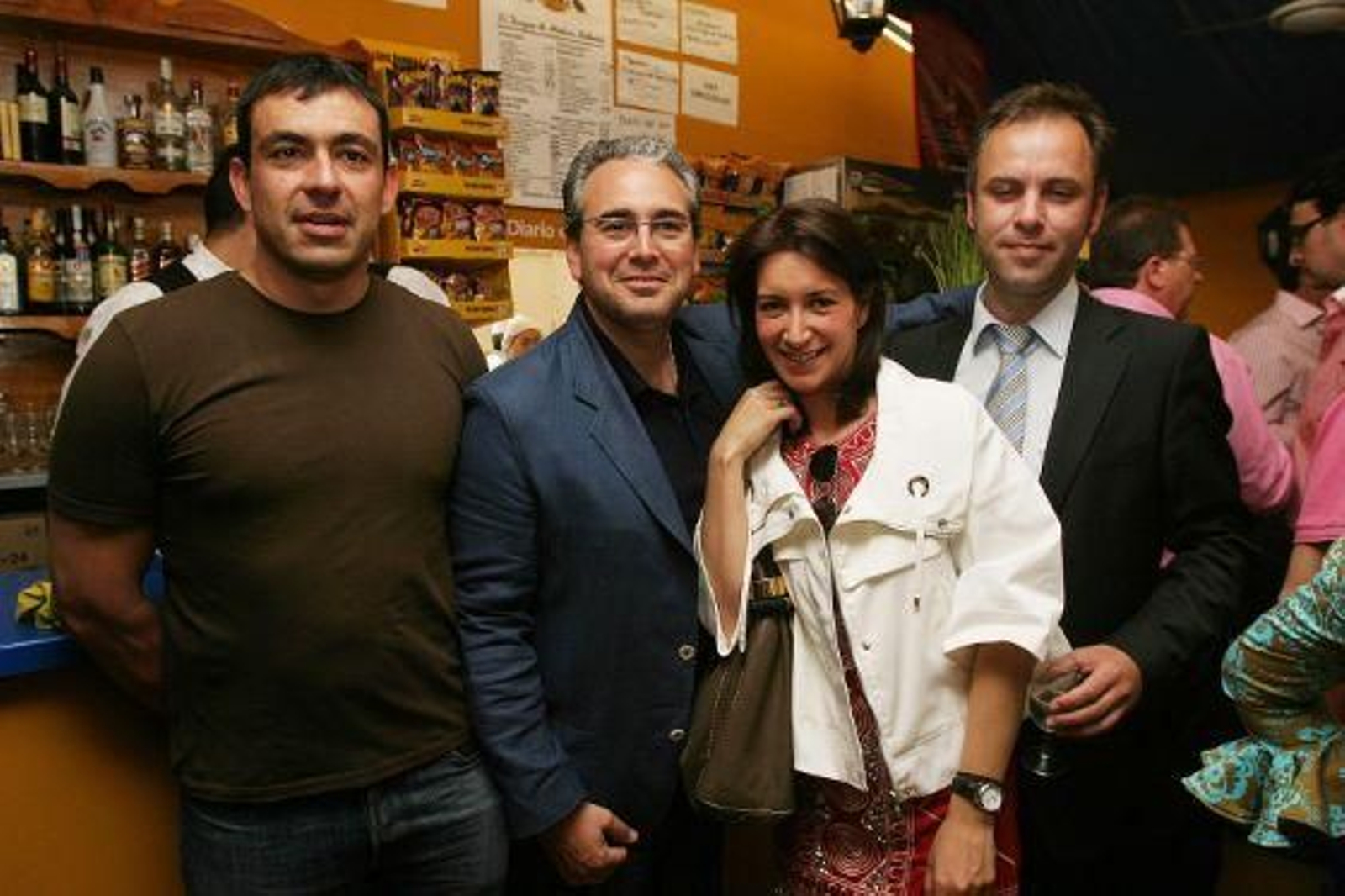 Mario Soriano, de Furgocar, Alfonso Rodríguez, de Alfonso Catering y Alejandro Bermúdez, delegado en Madrid de Joly, junto a Marta Díaz de Celis, comercial del Diario.

Foto: Vanesa Lobo