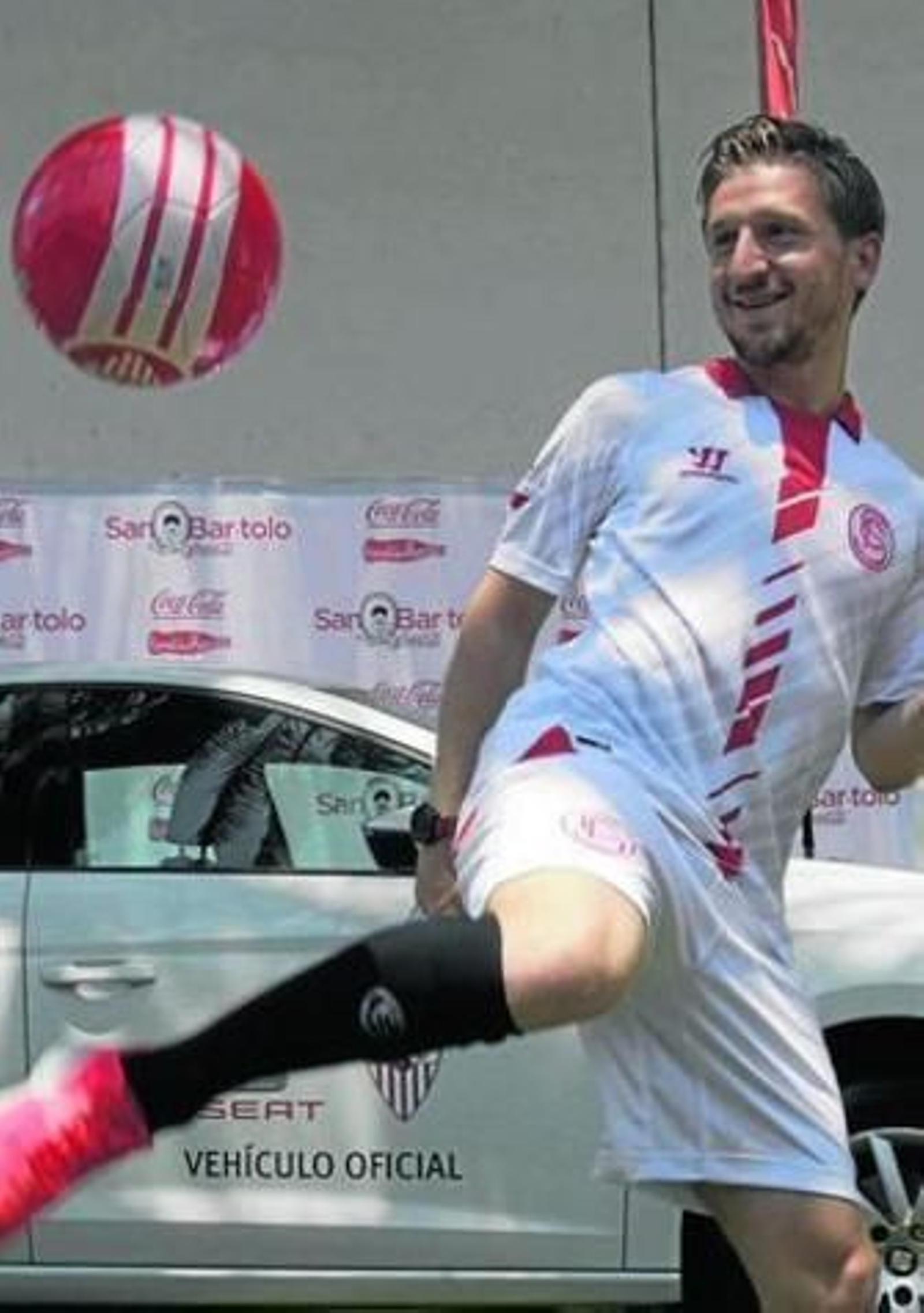 Marko Marin pelotea con el exterior del pie en su presentación.