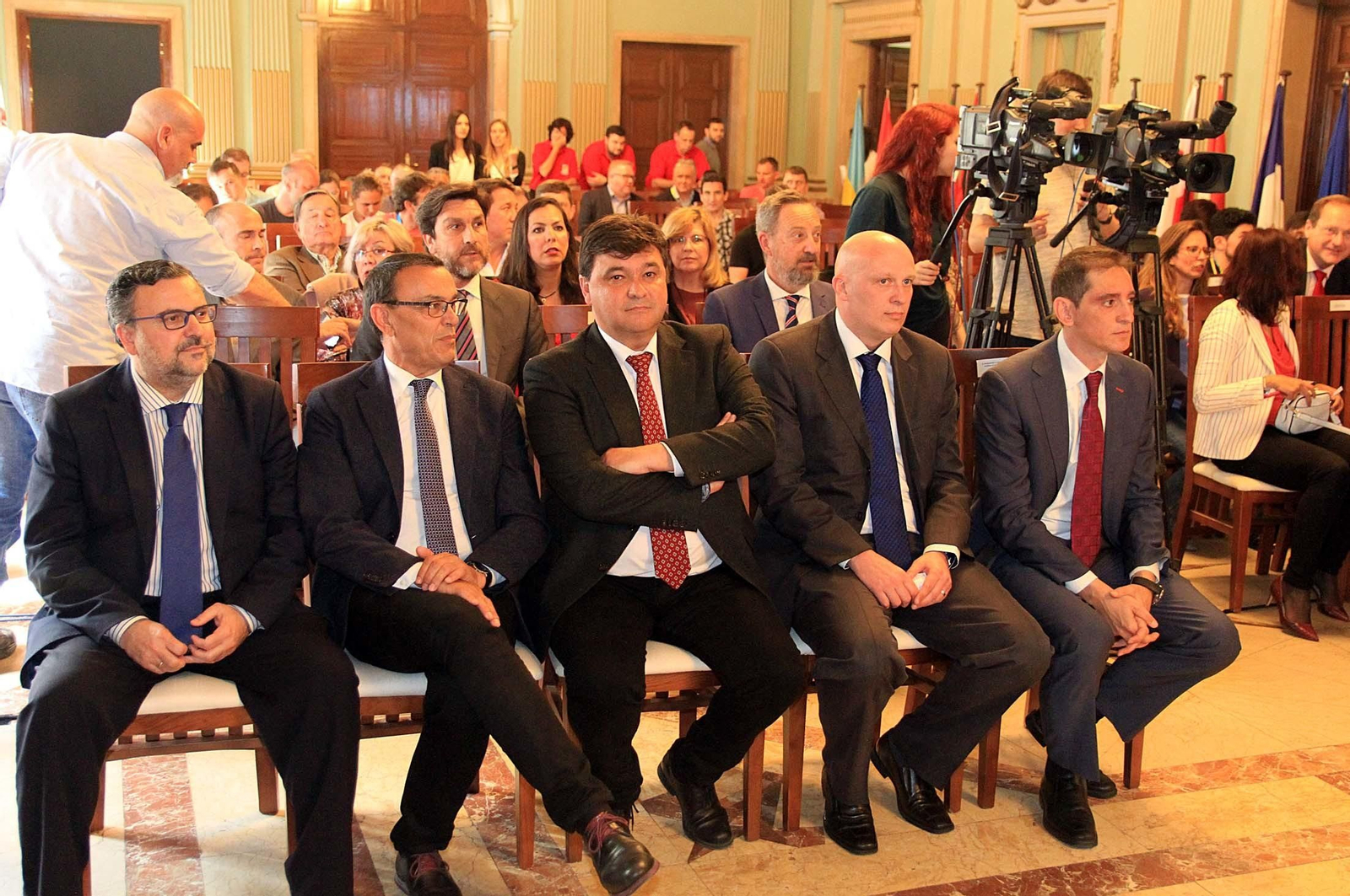 Imágenes de la recepción en el ayuntamiento a organizadores y participantes del Campeonato Europeo de Bádminton que se celebra en Huelva