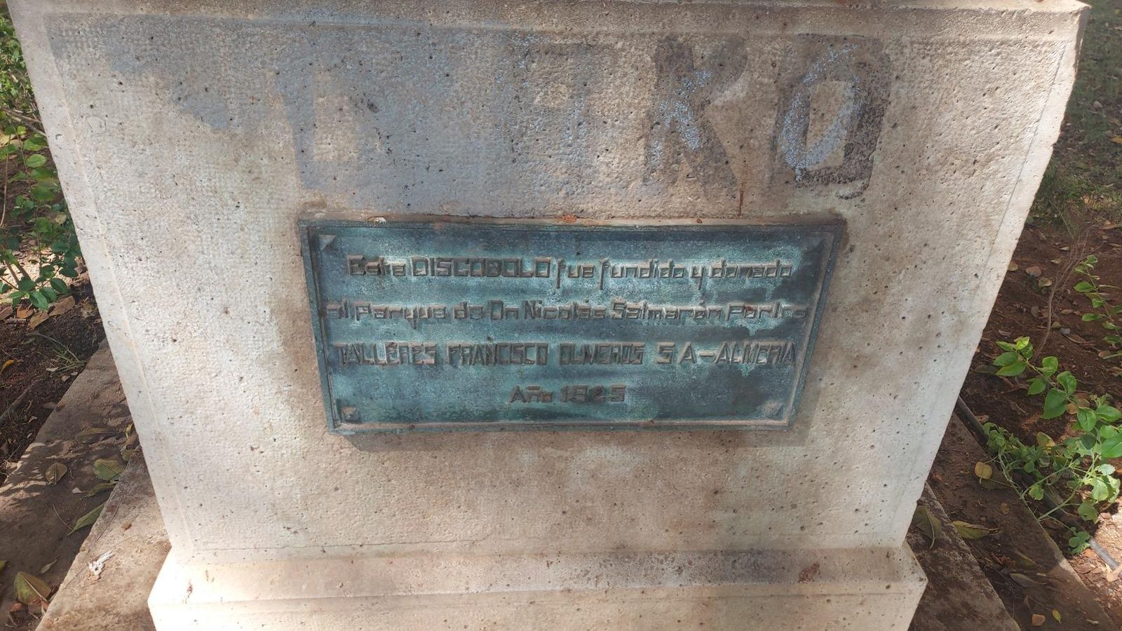 Inscripción de la estatua.