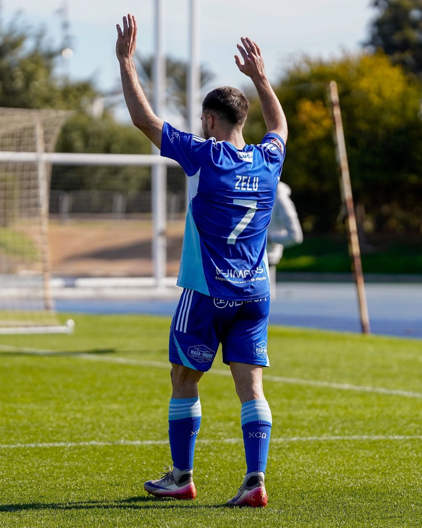 Zelu marca una jugada de estrategia.