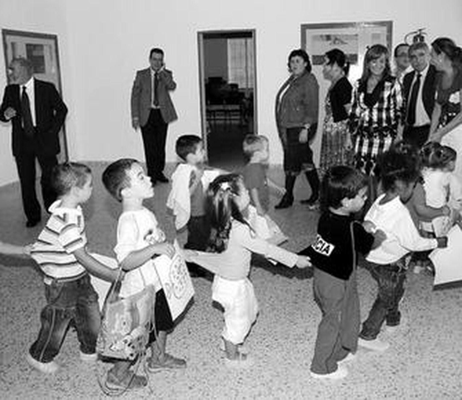 Niños del colegio La Unión durante una visita anterior del delegado Manuel Brenes y la alcaldesa.