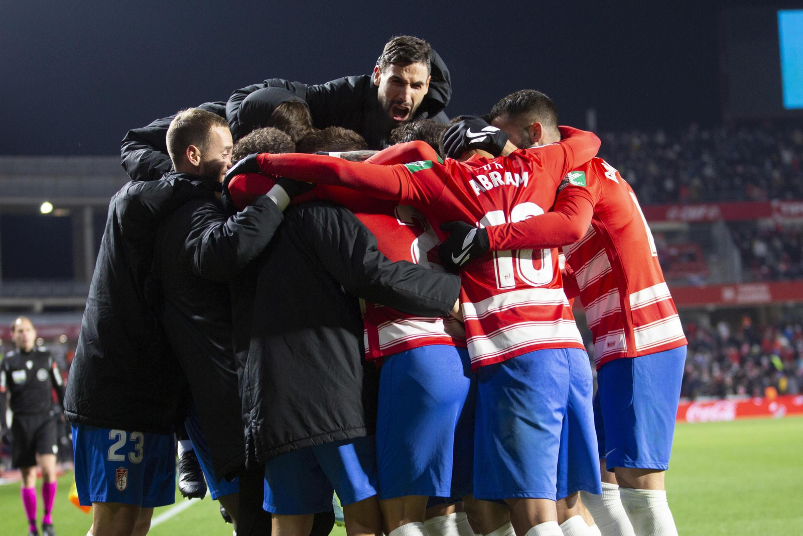 Los jugadores rojiblancos celebran el tanto de Arias en la recta final como una piña.