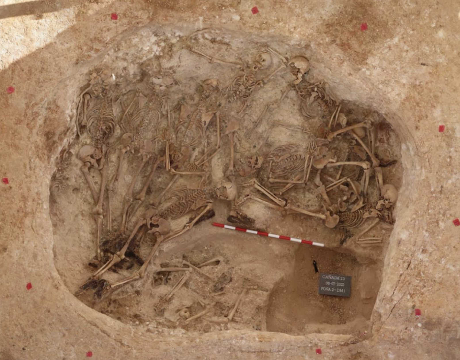 Los restos hallados en una de las fosas comunes descubiertas.