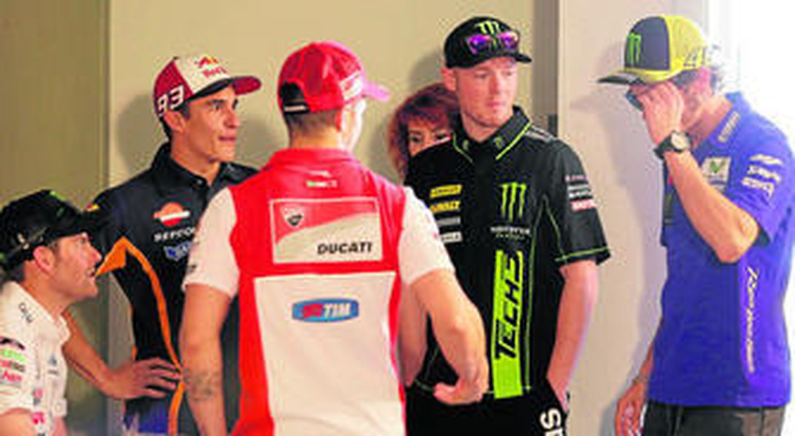Márquez, escudado por Crutchlow, Dovizioso y Smith, saludan a un Valentino Rossi que llegaba a la sala de prensa del Circuito de Jerez.
