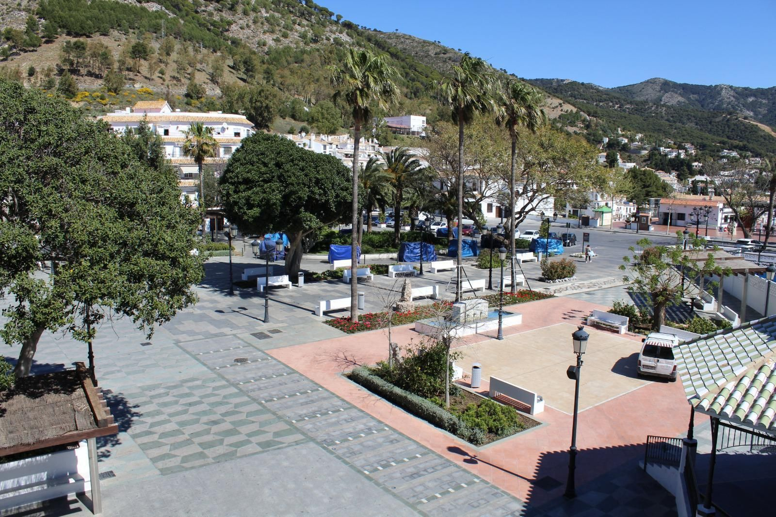 Vista general de la Plaza Virgen De la Peña, en Mijas.