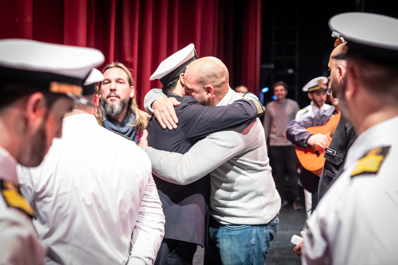 La comparsa de Ceuta 'Los del ferry' celebran su pase de cuartos.
