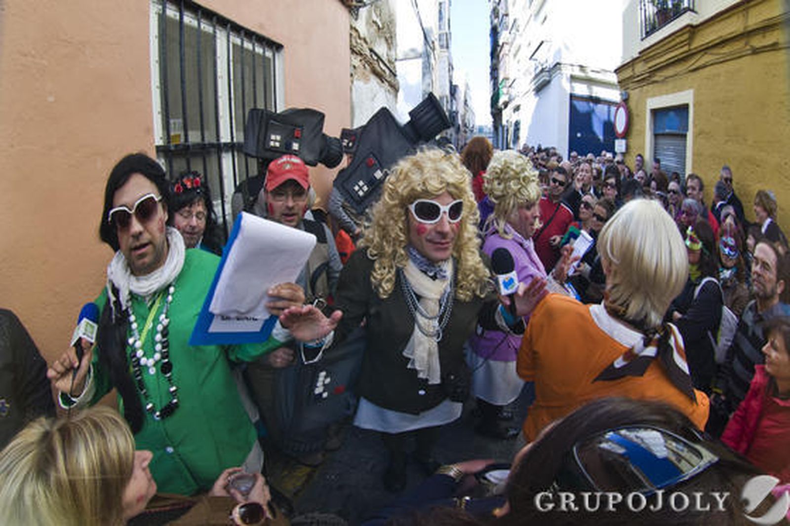 Las calles se llenan de agrupaciones oficiales e ilegales que reciben el aplauso de aficionados que logran disfrutar de una fiesta menos concurrida que la del domingo

Foto: Julio Gonzalez