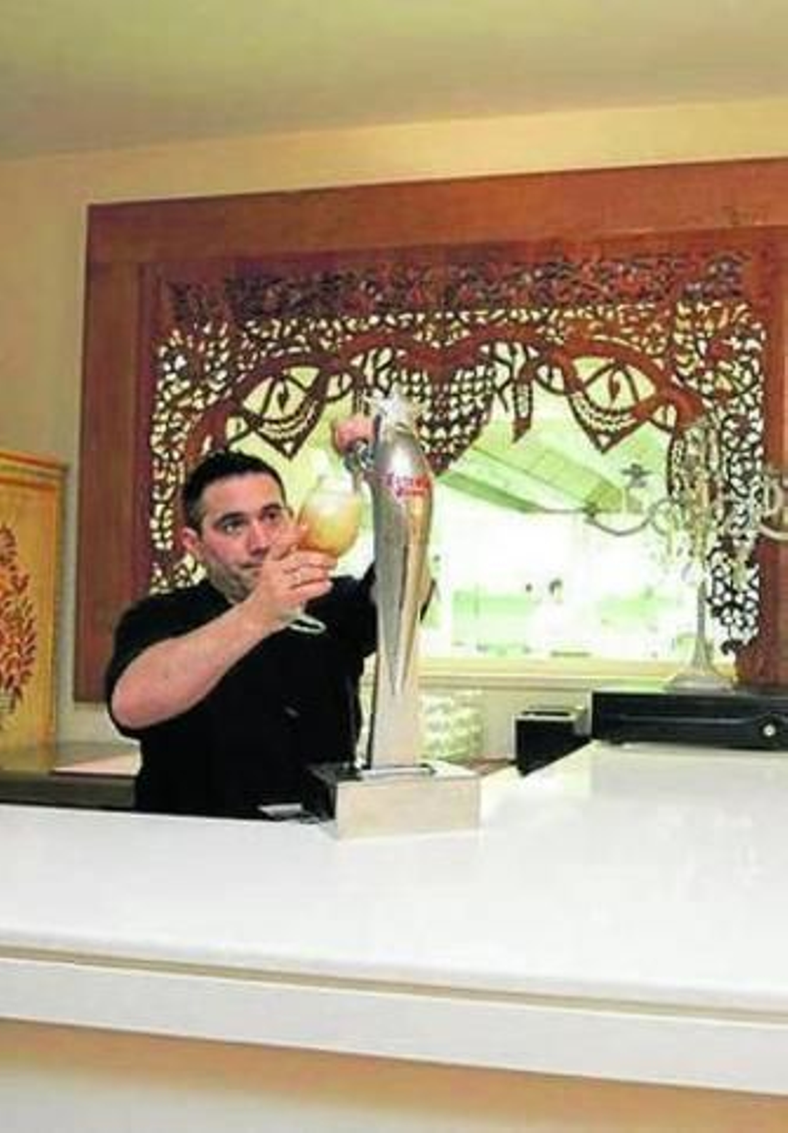 El camarero Miguel Romera.