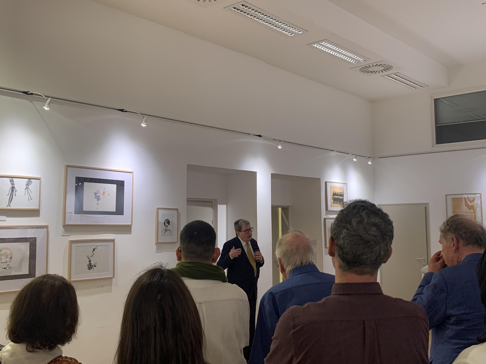 El comisario de la exposición, Juan Manuel Bonet, explica su contenido en la inauguración de la muestra en el Instituto Cervantes de Viena. El comisario de la exposición, Juan Manuel Bonet, explica su contenido en la inauguración de la muestra en el Instituto Cervantes de Viena.