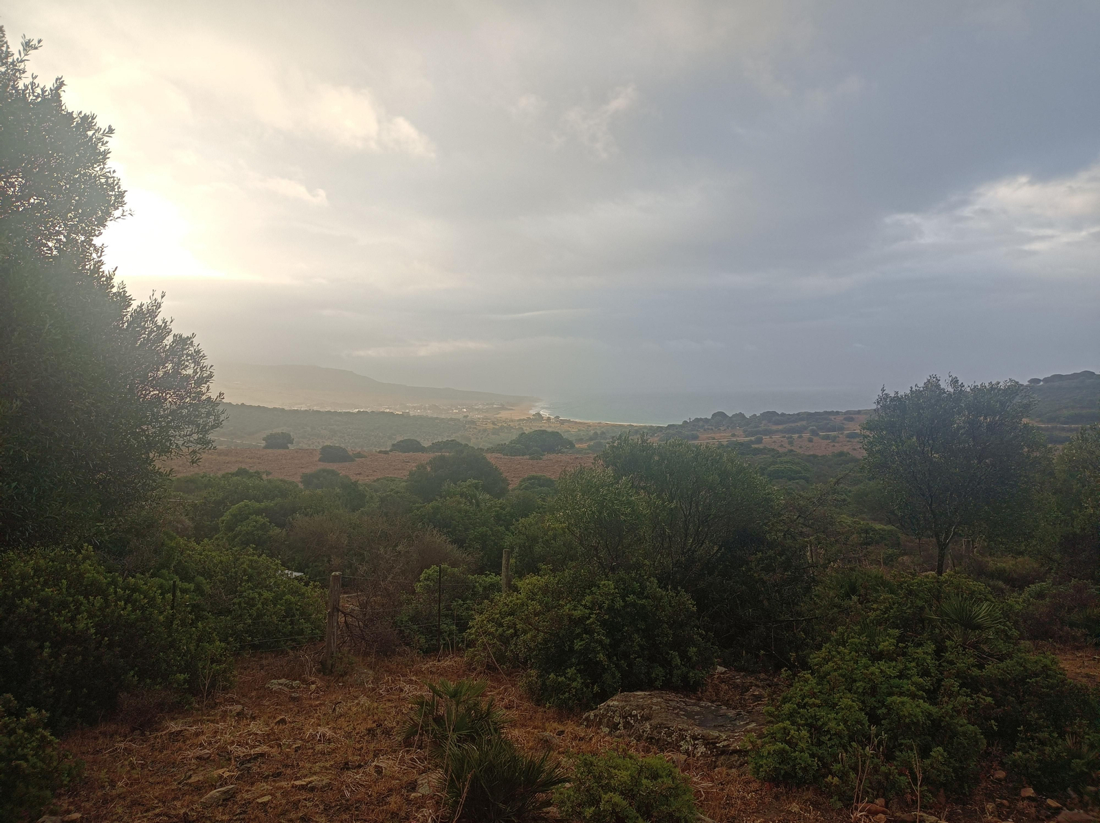 La carretera nos ofrece bellas panorámicas de la Ensenada de Bolonia.