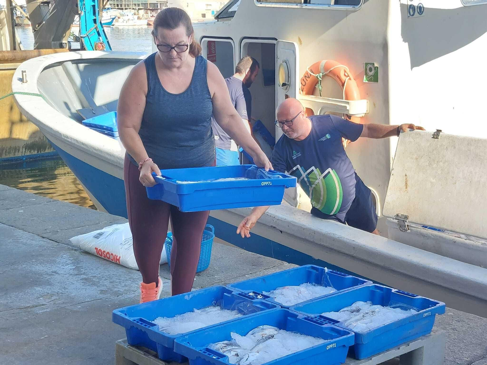 Pescadores almerienses, con la captura del día al llegar a la lonja.