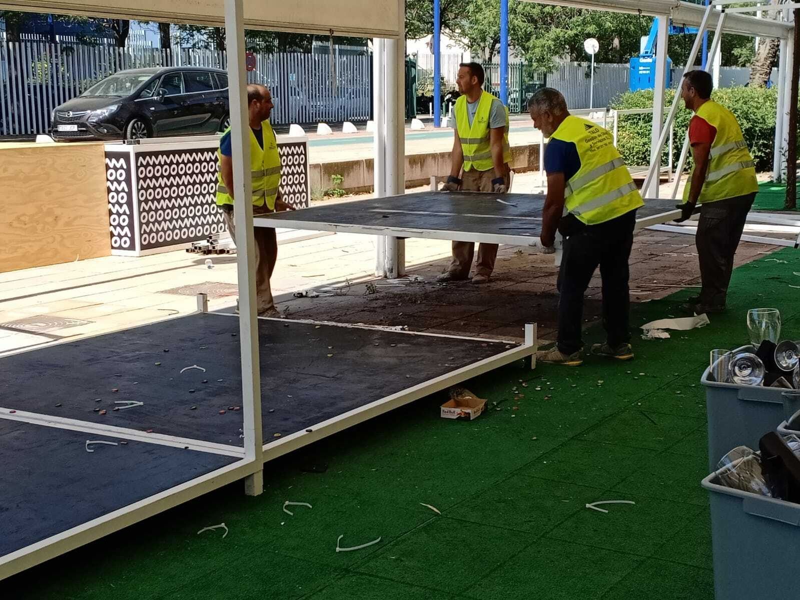 Desmontaje de una terraza ilegal cerca de Cartuja.