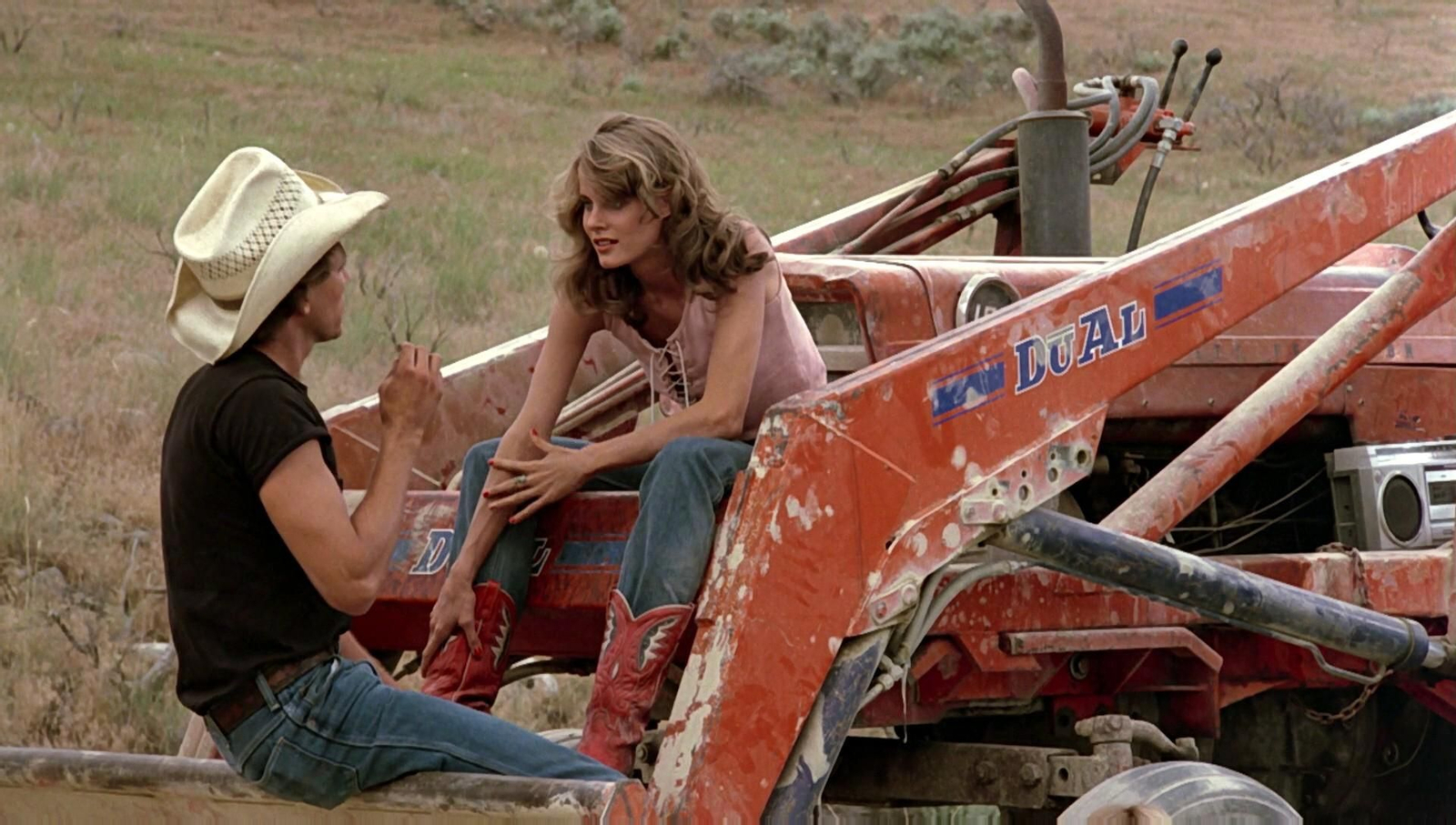 Las botas de cowboy rojas de Ariel (Lori Singer) en 'Footloose' (1984). 10 zapatos icónicos del cine