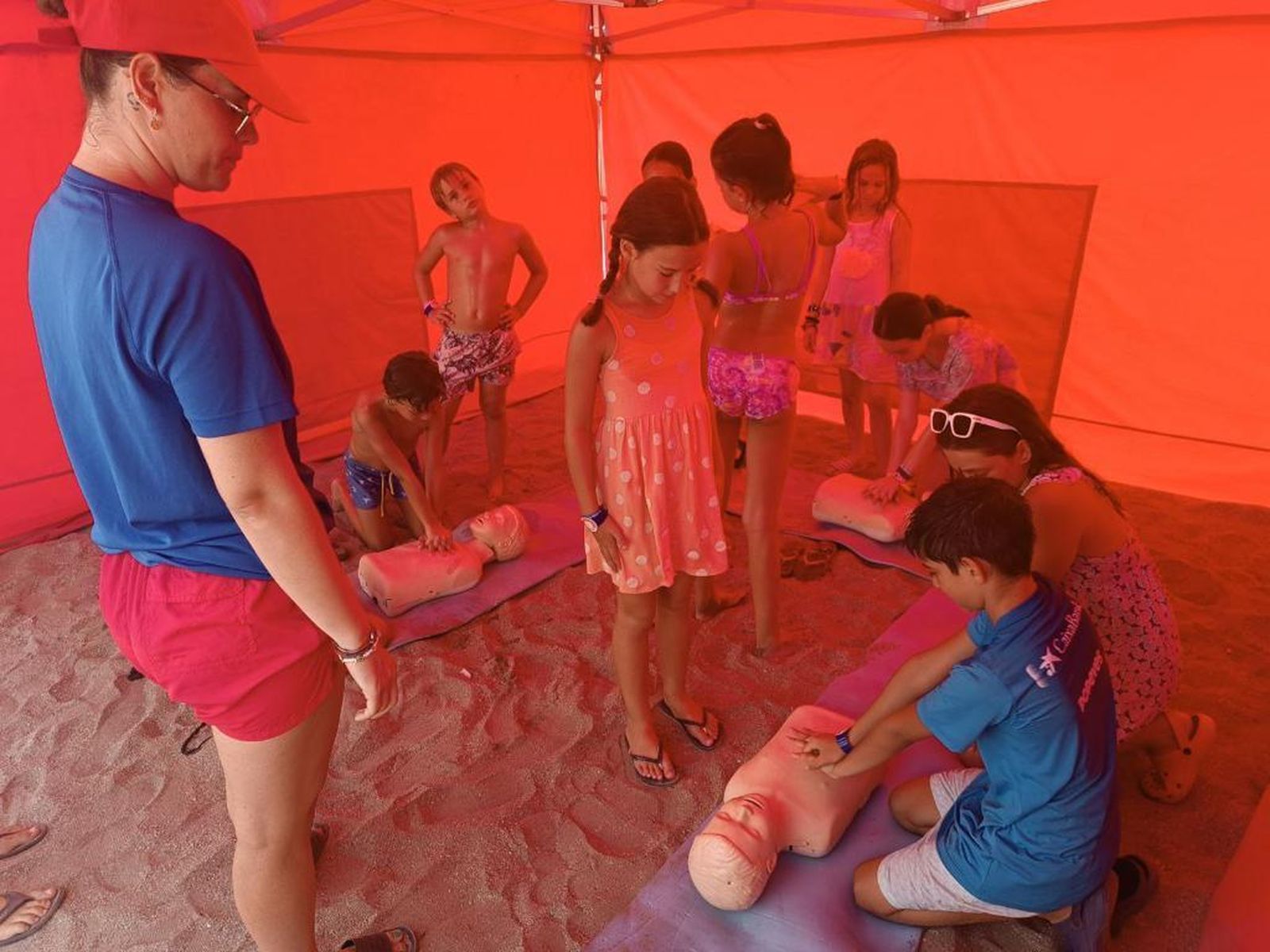 Niños en las jornadas de socorrismo de Mojácar.