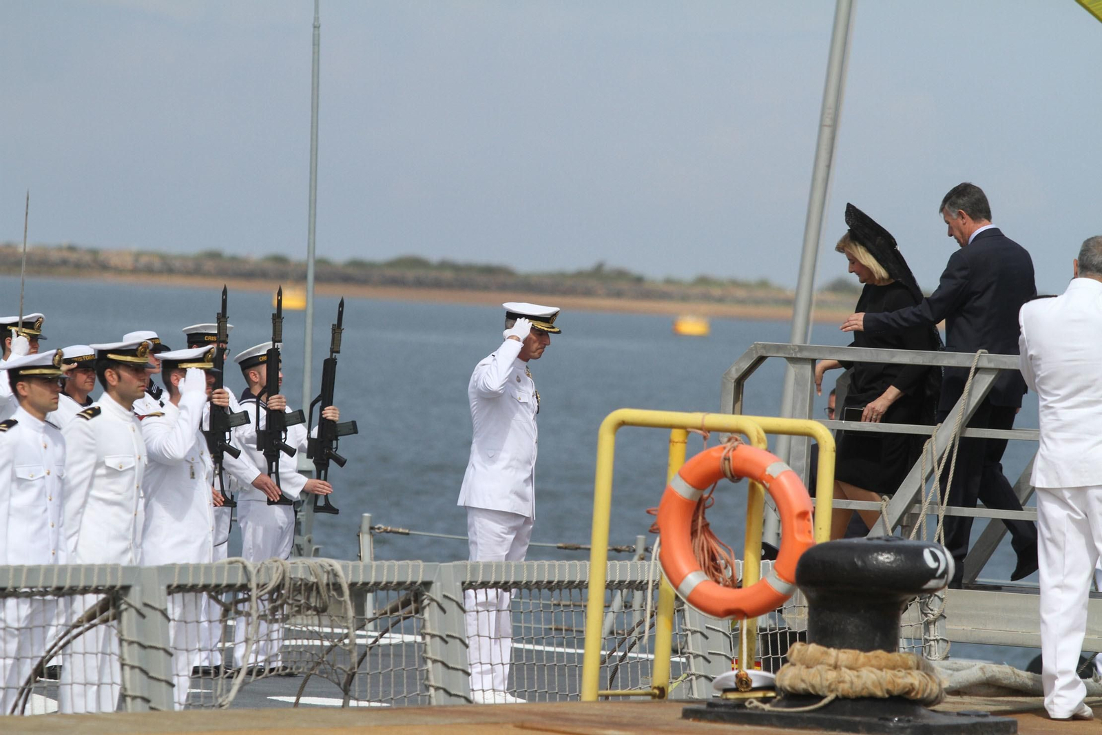 Entrega de la bandera de combate a la fragata Cristobal Colón