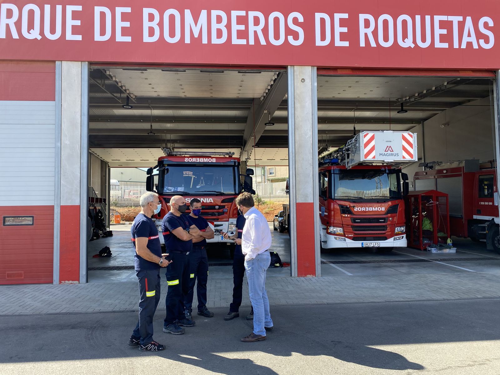 José Juan Rodríguez, con varios bomberos en el parque de Roquetas.