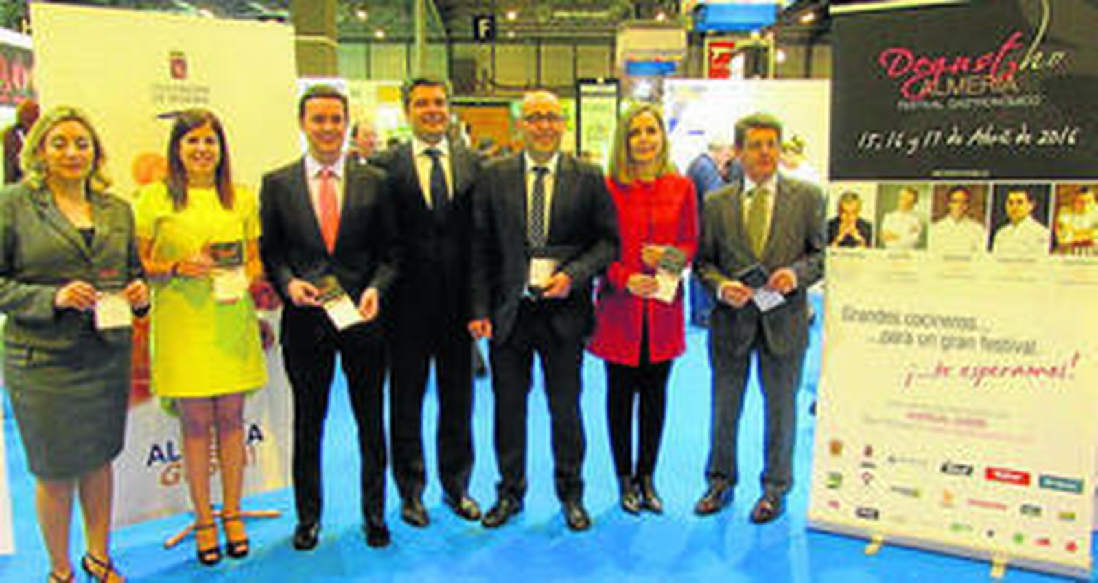 Las uautoridades junto a el secretario general de la Federación Española de Hostelería y Restauración, Emilio Gallego.