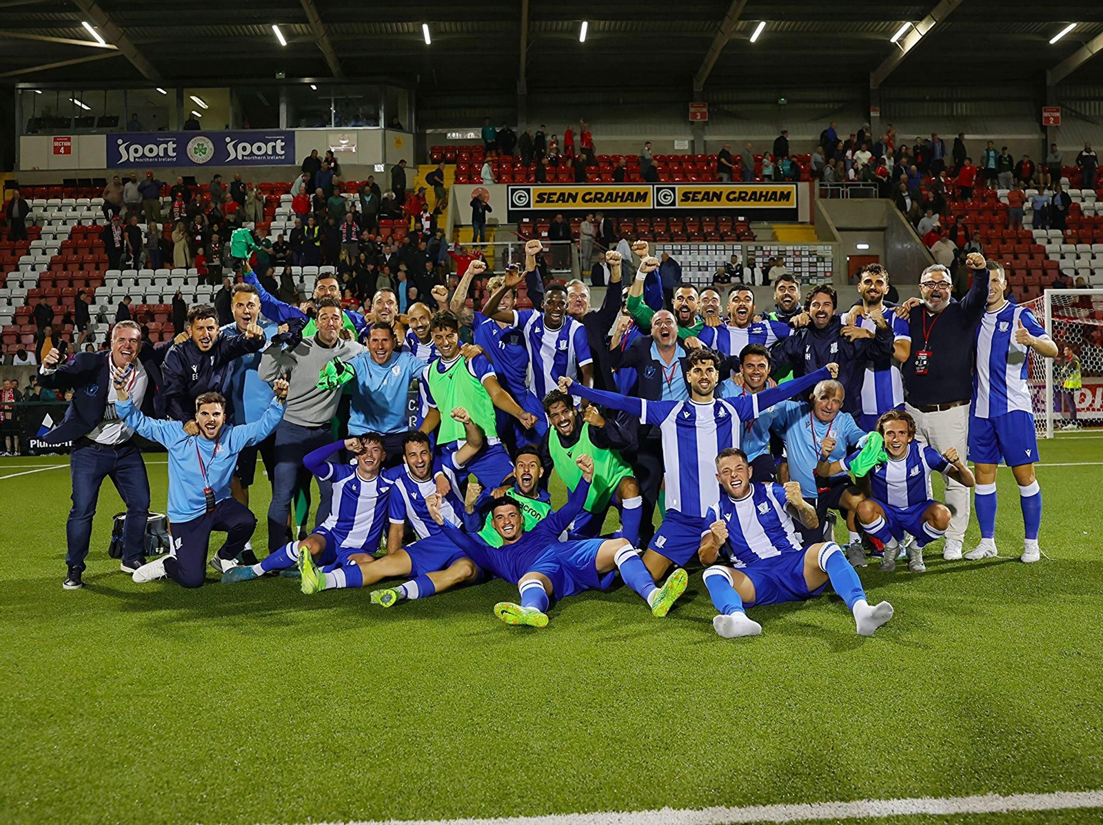 Los jugadores del St Joseph's celebran el pase a la segunda ronda previa de la Conference.