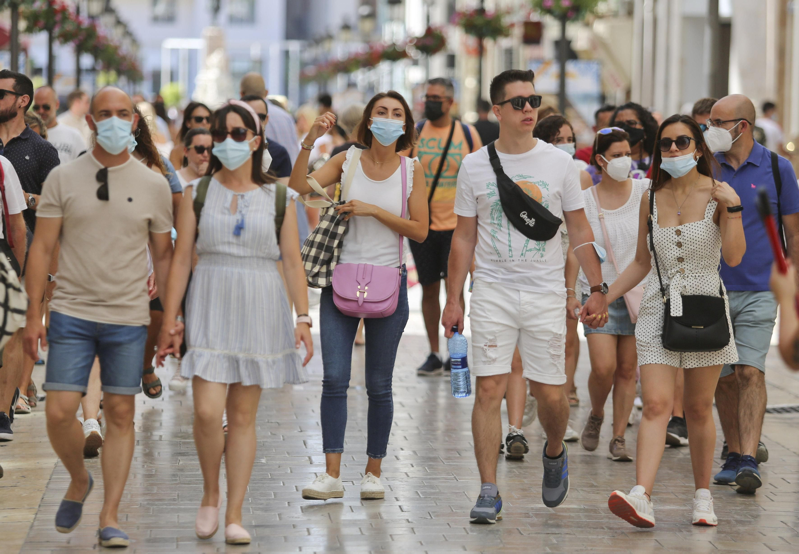 Personas paseando ayer por la calle Larios de Málaga.