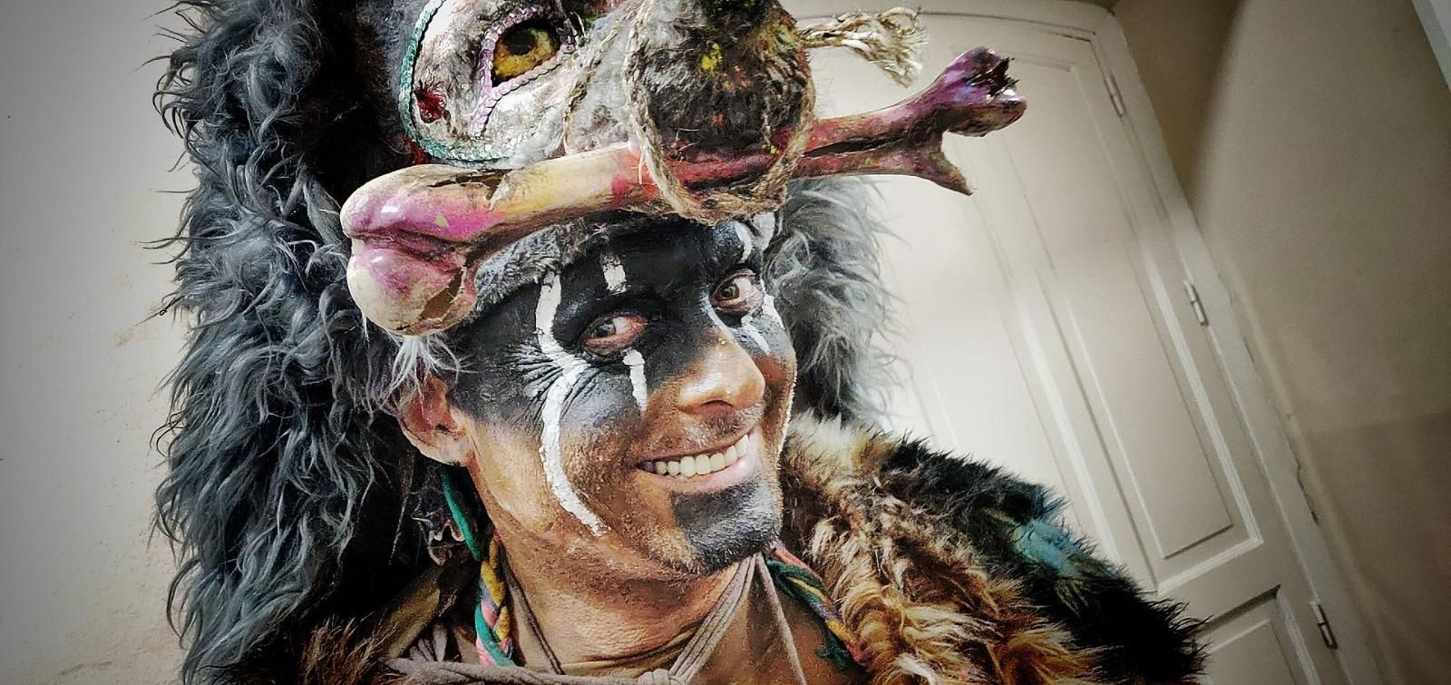 Fali Vila caracterizado de caníval del Carnaval.