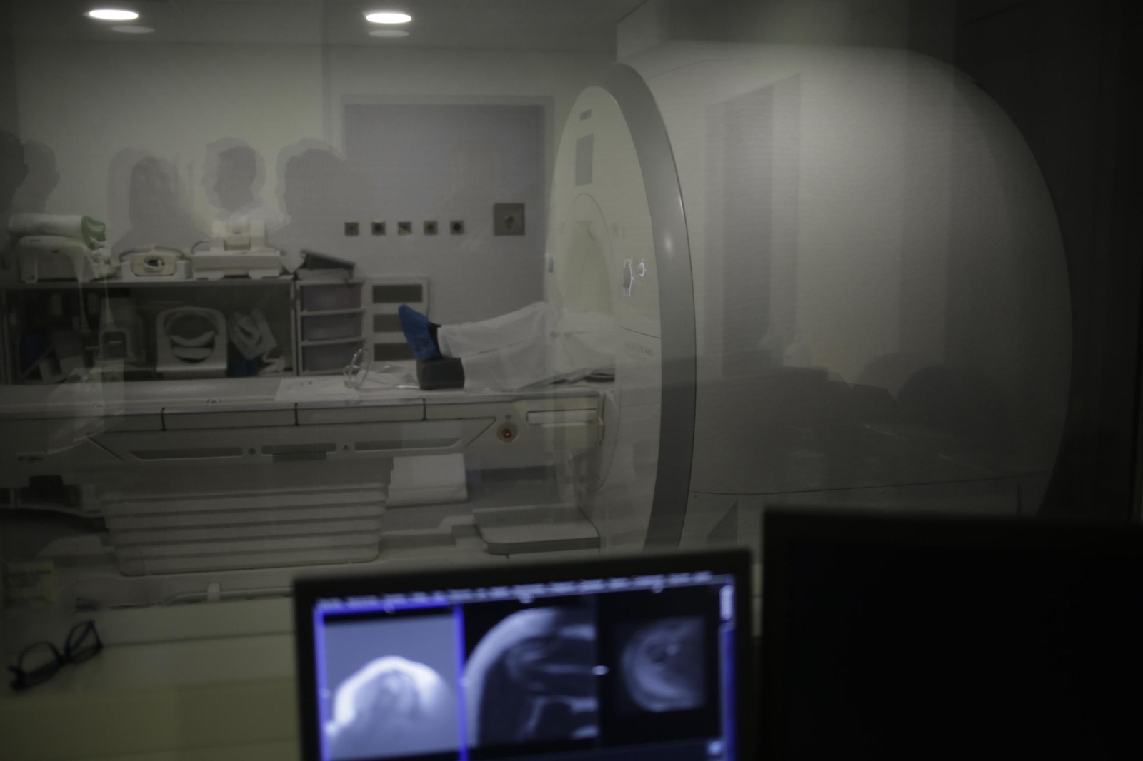 Un paciente durante la realización de una resonancia magnética en un hospital de la provincia.