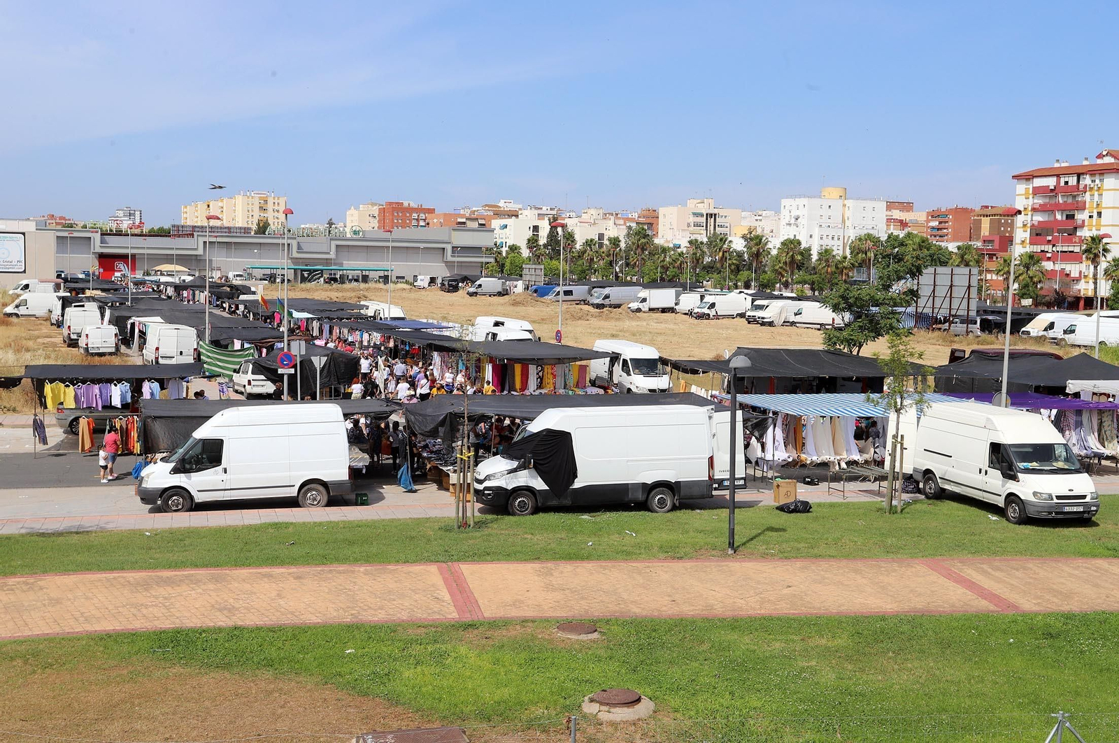 Imágenes del gran ambiente en el mercadillo de Huelva en su segundo domingo