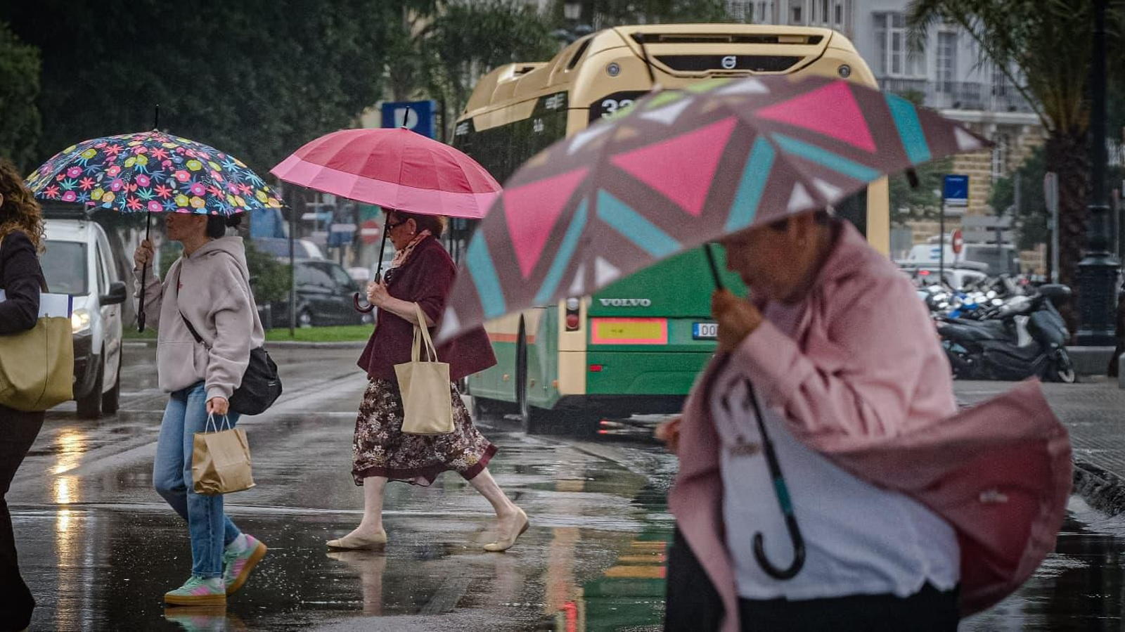 Las imágenes del fuerte viento y la lluvia en Cádiz
